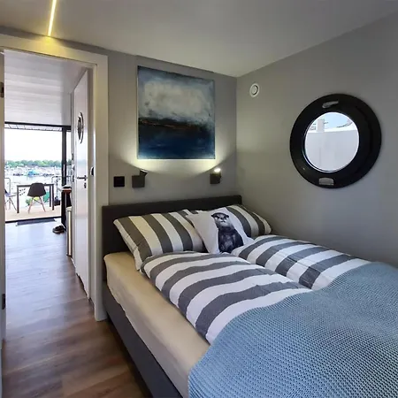 Botel Cozy Ship In With View *