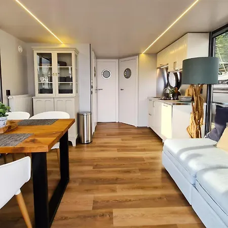 Cozy Ship In With View Botel *